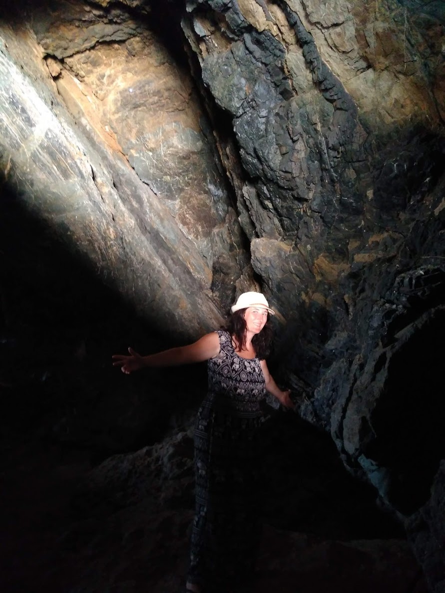 Dentro de las cuevas de Ajuy